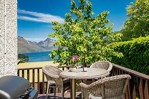 TOWN CENTRE LOCATION WITH STUNNING VIEW - UNIT 1