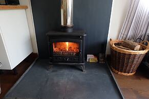 Cozy and Peaceful Cabin 15 Mins From Lyme Regis