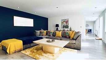 Exclusive 4-bed House 10 Minutes From Newcastle