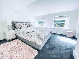 Exclusive 4-bed House 10 Minutes From Newcastle