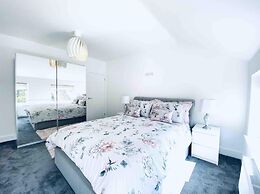 Exclusive 4-bed House 10 Minutes From Newcastle