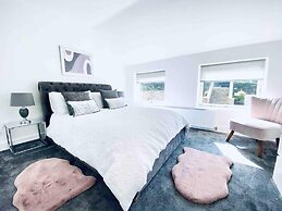 Exclusive 4-bed House 10 Minutes From Newcastle