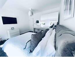 Exclusive 4-bed House 10 Minutes From Newcastle