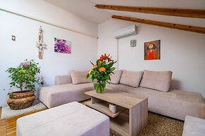 Apartments & Rooms Mara & Petrunjela