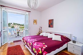 Apartments & Rooms Mara & Petrunjela