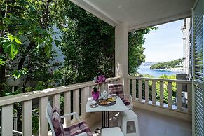 Apartments & Rooms Mara & Petrunjela