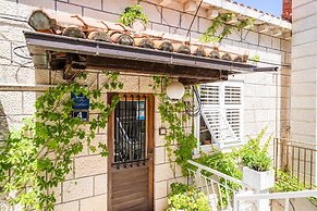 Apartments & Rooms Mara & Petrunjela