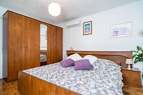 Apartments & Rooms Mara & Petrunjela