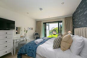 Peninsula Apartment 2