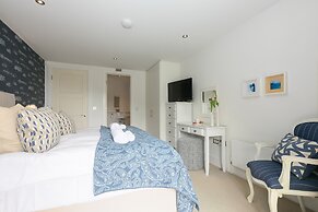 Peninsula Apartment 2