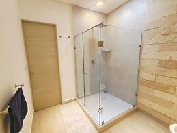 1st Luxury Warehouse