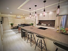 1st Luxury Warehouse