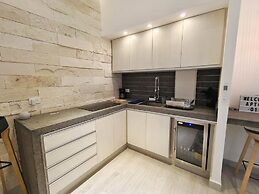 1st Luxury Warehouse