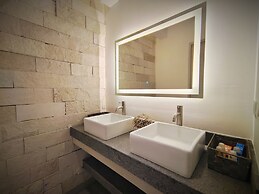 1st Luxury Warehouse