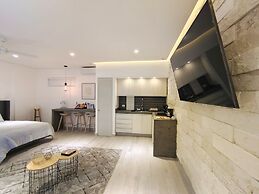 1st Luxury Warehouse