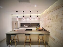 1st Luxury Warehouse