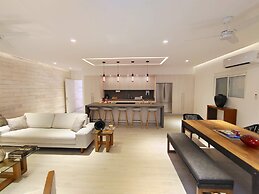 1st Luxury Warehouse