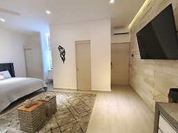 1st Luxury Warehouse