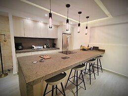 1st Luxury Warehouse