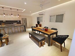 1st Luxury Warehouse