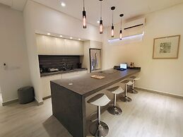 1st Luxury Warehouse