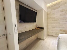 1st Luxury Warehouse