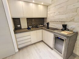 1st Luxury Warehouse