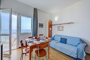 Frontline Beach 8 - B4 - Near To The Sea