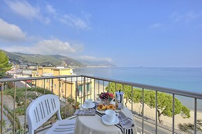 Frontline Beach 8 - B4 - Near To The Sea