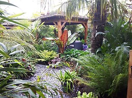 Cabin set in a Beautiful Romantic Tropical Garden
