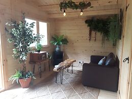 Cabin set in a Beautiful Romantic Tropical Garden