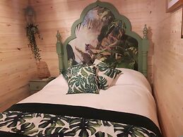 Cabin set in a Beautiful Romantic Tropical Garden