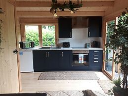 Cabin set in a Beautiful Romantic Tropical Garden