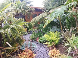 Cabin set in a Beautiful Romantic Tropical Garden