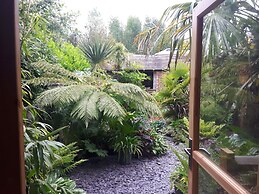 Cabin set in a Beautiful Romantic Tropical Garden