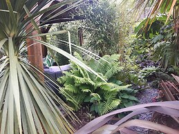 Cabin set in a Beautiful Romantic Tropical Garden