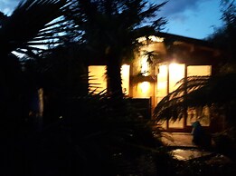 Cabin set in a Beautiful Romantic Tropical Garden