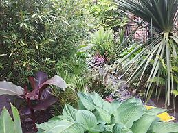 Cabin set in a Beautiful Romantic Tropical Garden