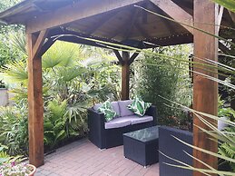 Cabin set in a Beautiful Romantic Tropical Garden