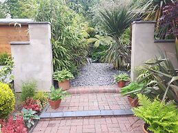 Cabin set in a Beautiful Romantic Tropical Garden