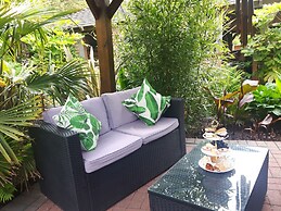 Cabin set in a Beautiful Romantic Tropical Garden