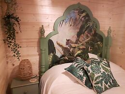 Cabin set in a Beautiful Romantic Tropical Garden