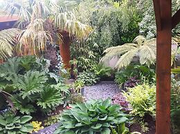 Cabin set in a Beautiful Romantic Tropical Garden