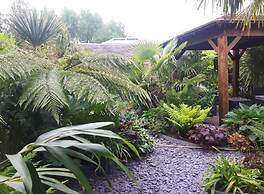 Cabin set in a Beautiful Romantic Tropical Garden