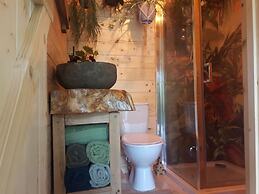 Cabin set in a Beautiful Romantic Tropical Garden