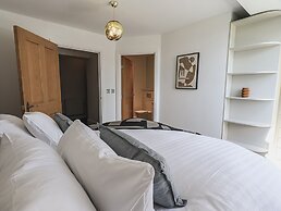 The Lucy Suite Stone Cross Mansion