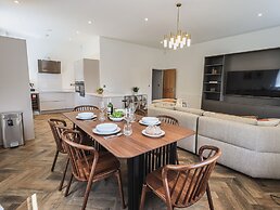 The Lucy Suite Stone Cross Mansion