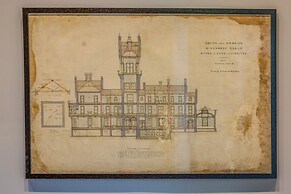 The Lucy Suite Stone Cross Mansion