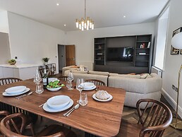 The Lucy Suite Stone Cross Mansion