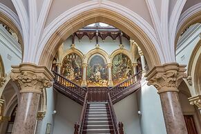 The Lucy Suite Stone Cross Mansion